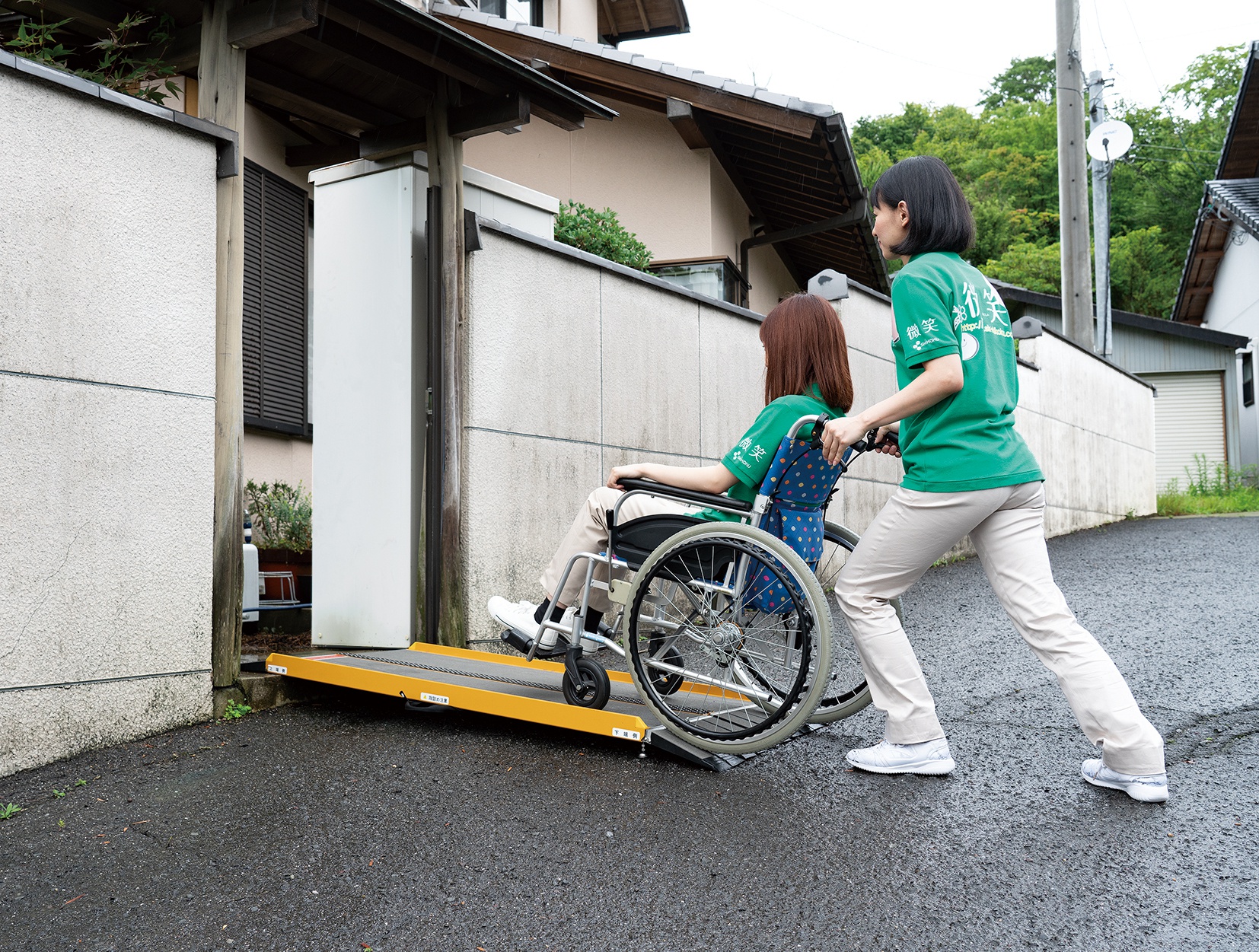 売れ筋新商品 シコク 車いす用スロープ 段ない ス ロールタイプ 630-200 長さ200cm